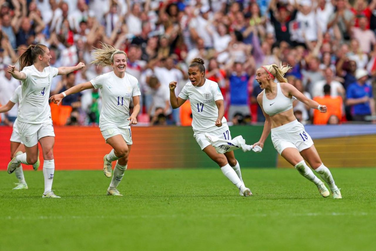Nebunie în finala Europeanului feminin! Marcatoarea golului decisiv și-a dat jos tricoul și a făcut turul stadionului_19