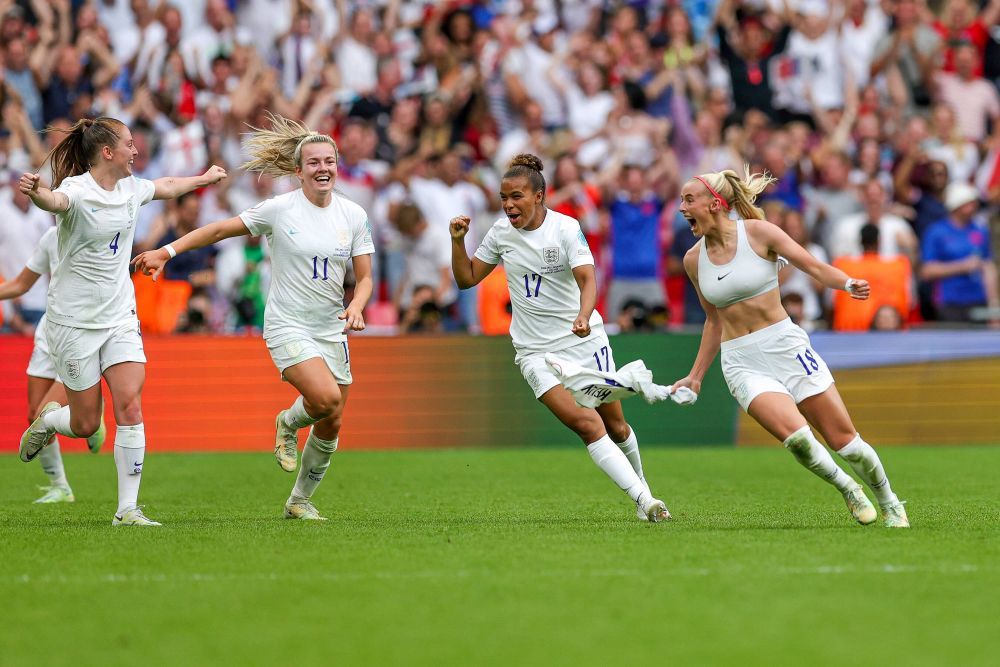 Nebunie în finala Europeanului feminin! Marcatoarea golului decisiv și-a dat jos tricoul și a făcut turul stadionului_19