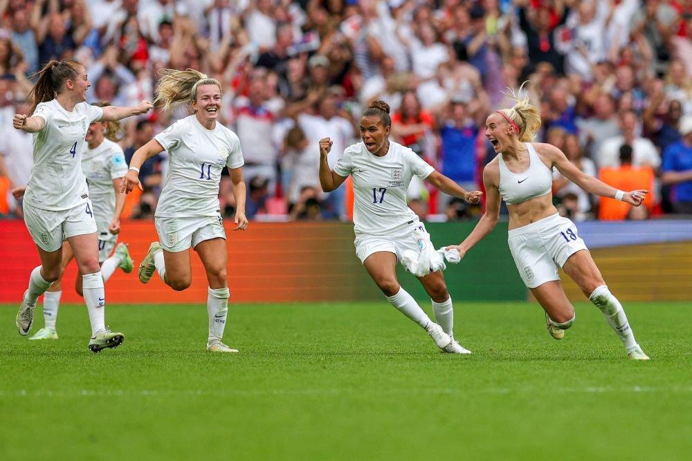 Nebunie în finala Europeanului feminin! Marcatoarea golului decisiv și-a dat jos tricoul și a făcut turul stadionului_20