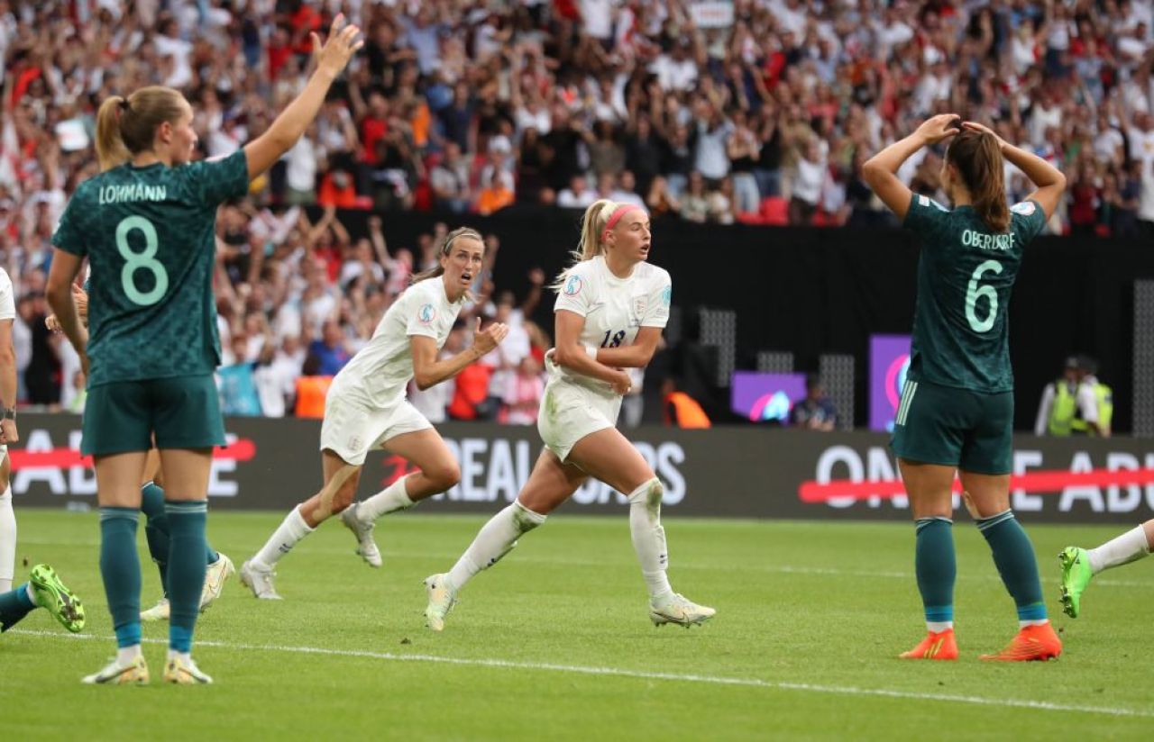 Nebunie în finala Europeanului feminin! Marcatoarea golului decisiv și-a dat jos tricoul și a făcut turul stadionului_26