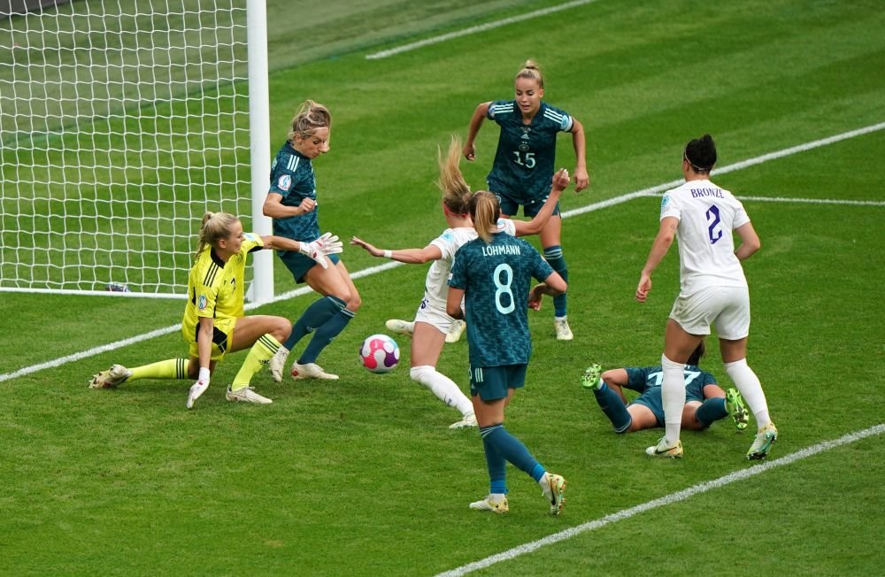 Nebunie în finala Europeanului feminin! Marcatoarea golului decisiv și-a dat jos tricoul și a făcut turul stadionului_27