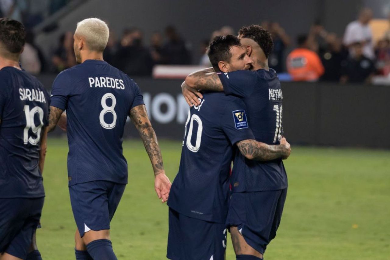Neymar, 'la munca de jos' după ce a câștigat Supercupa Franței! S-a apucat să își medalieze coechipierii la ceremonie _1