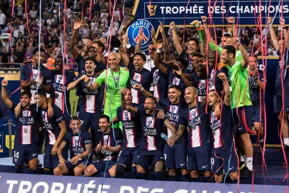 Neymar, 'la munca de jos' după ce a câștigat Supercupa Franței! S-a apucat să își medalieze coechipierii la ceremonie _2