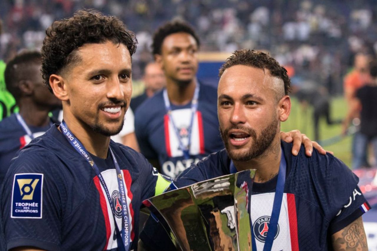 Neymar, 'la munca de jos' după ce a câștigat Supercupa Franței! S-a apucat să își medalieze coechipierii la ceremonie _3