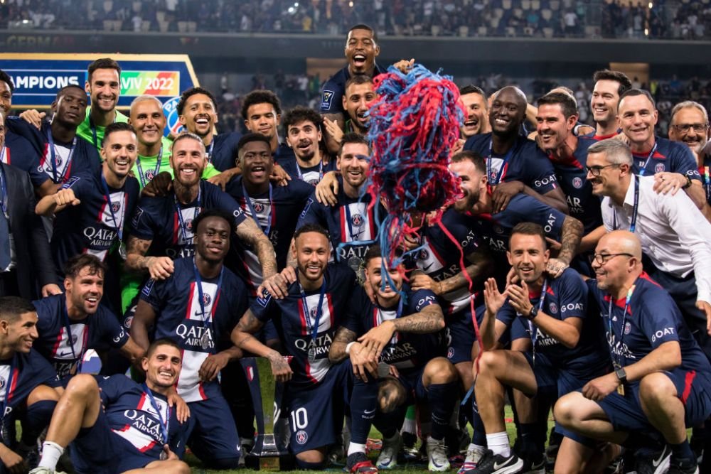 Neymar, 'la munca de jos' după ce a câștigat Supercupa Franței! S-a apucat să își medalieze coechipierii la ceremonie _4