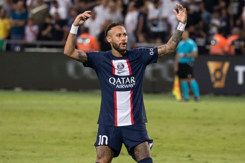 Neymar, 'la munca de jos' după ce a câștigat Supercupa Franței! S-a apucat să își medalieze coechipierii la ceremonie _5