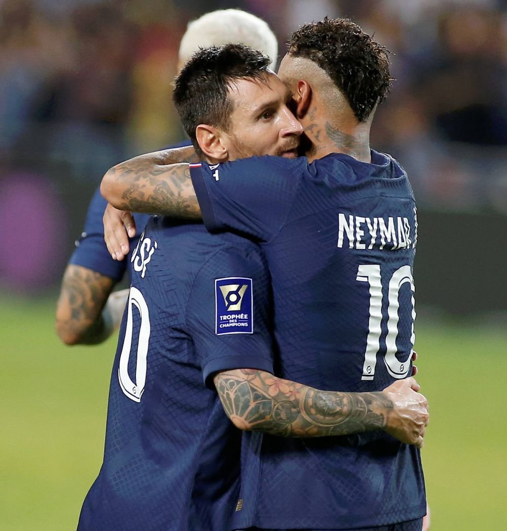 Neymar, 'la munca de jos' după ce a câștigat Supercupa Franței! S-a apucat să își medalieze coechipierii la ceremonie _7