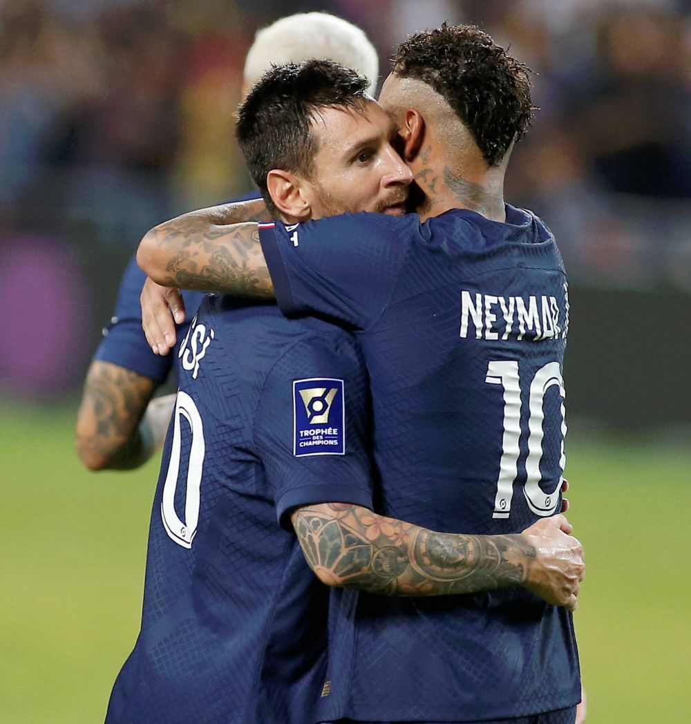 Neymar, 'la munca de jos' după ce a câștigat Supercupa Franței! S-a apucat să își medalieze coechipierii la ceremonie _7