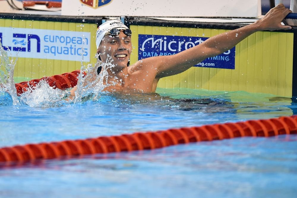 Gest superb al lui David Popovici! &Icirc;și donează casca și ochelarii cu care a devenit campion mondial pentru o acțiune caritabilă