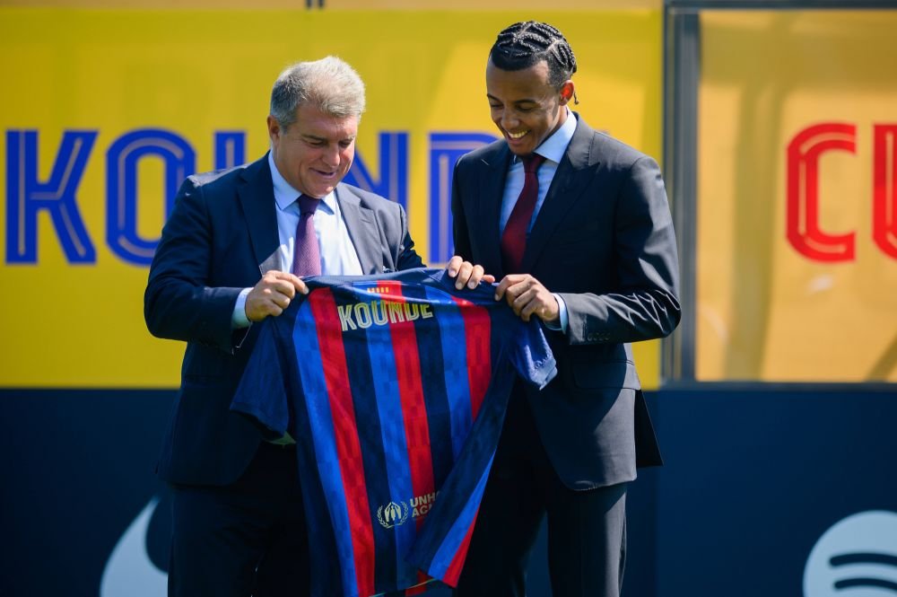 Laporta l-a prezentat pe Jules Kounde. Francezul a venit îmbrăcat la patru ace în Barcelona_2