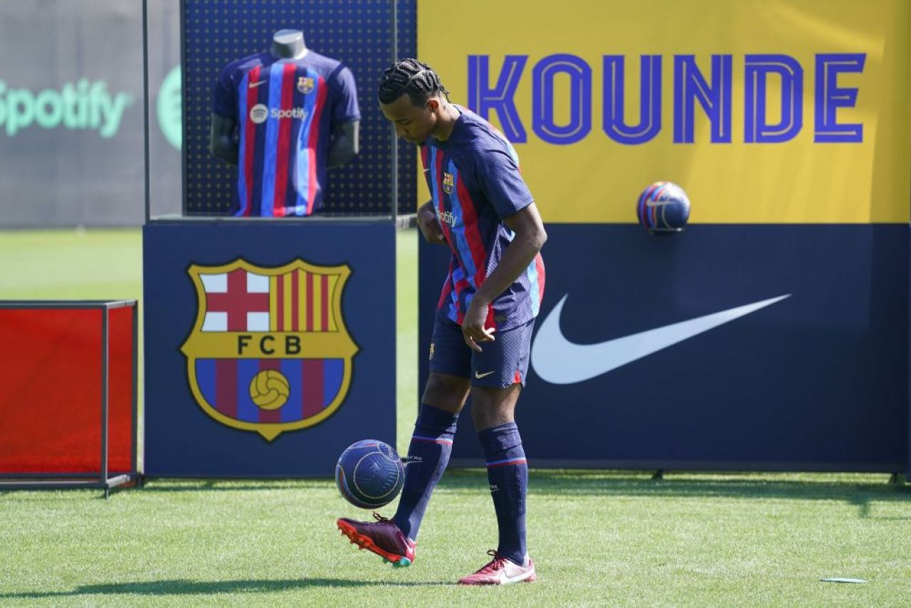 Laporta l-a prezentat pe Jules Kounde. Francezul a venit îmbrăcat la patru ace în Barcelona_3