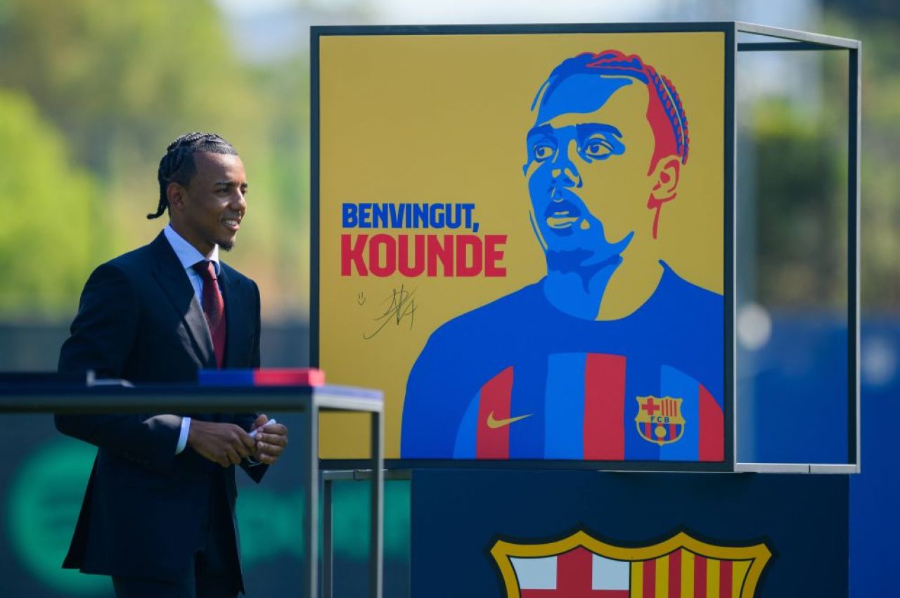 Laporta l-a prezentat pe Jules Kounde. Francezul a venit îmbrăcat la patru ace în Barcelona_4
