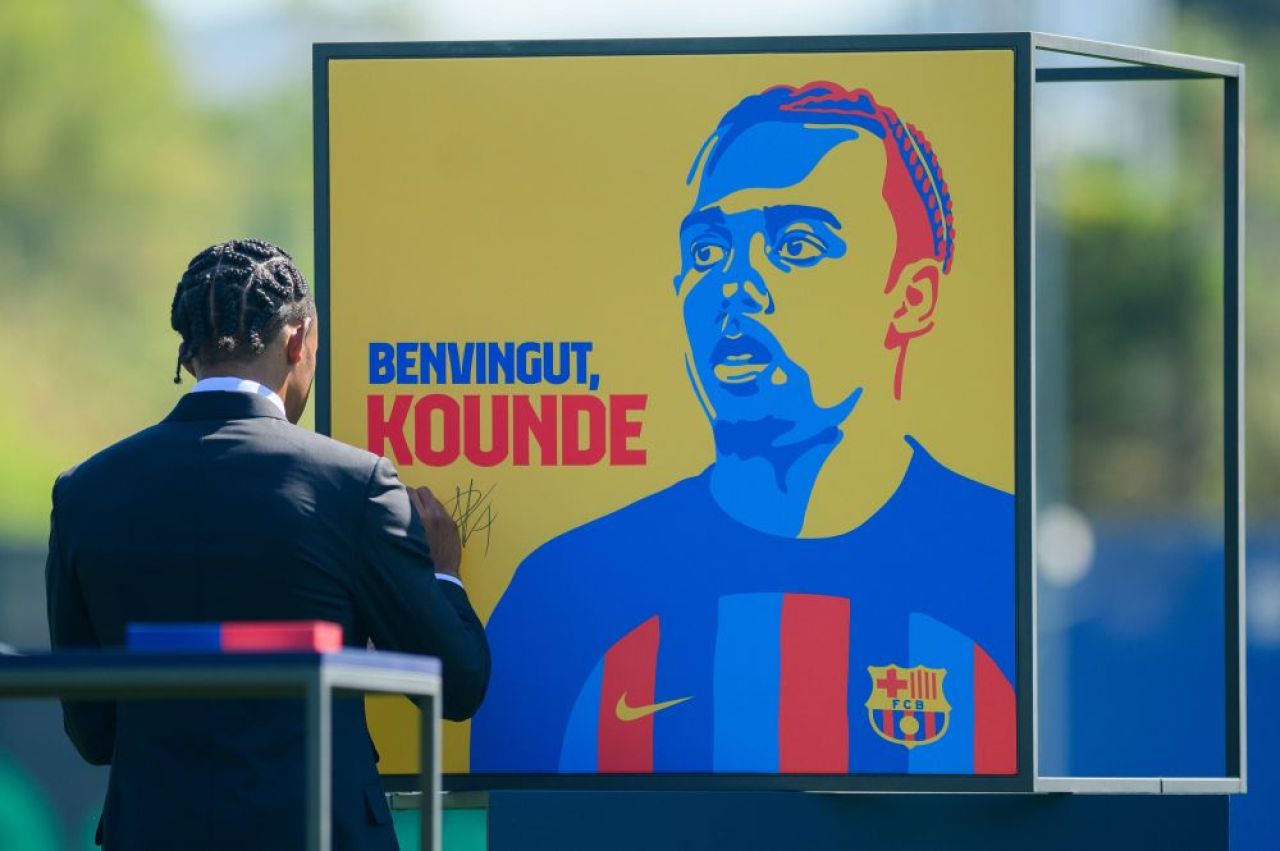 Laporta l-a prezentat pe Jules Kounde. Francezul a venit îmbrăcat la patru ace în Barcelona_5