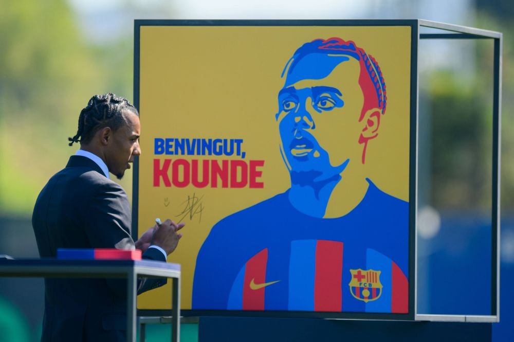 Laporta l-a prezentat pe Jules Kounde. Francezul a venit îmbrăcat la patru ace în Barcelona_6