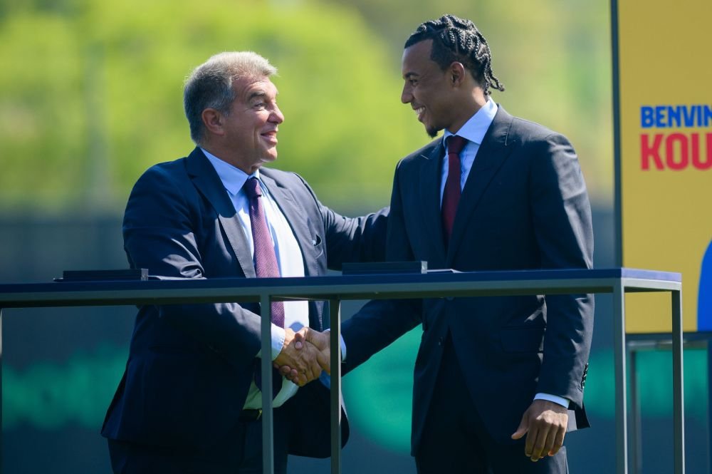 Laporta l-a prezentat pe Jules Kounde. Francezul a venit îmbrăcat la patru ace în Barcelona_7