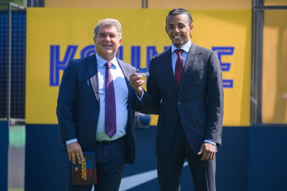 Laporta l-a prezentat pe Jules Kounde. Francezul a venit îmbrăcat la patru ace în Barcelona_8