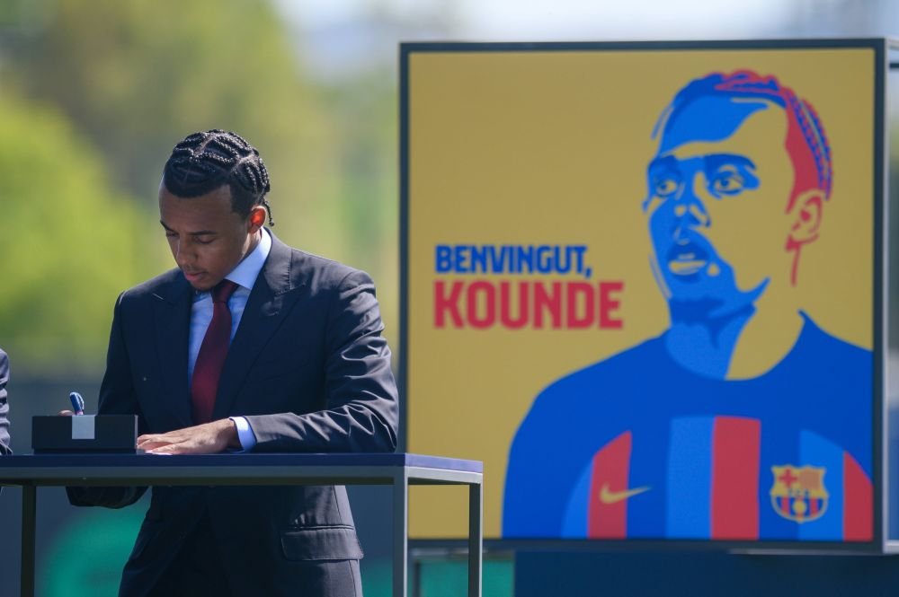 Laporta l-a prezentat pe Jules Kounde. Francezul a venit îmbrăcat la patru ace în Barcelona_10