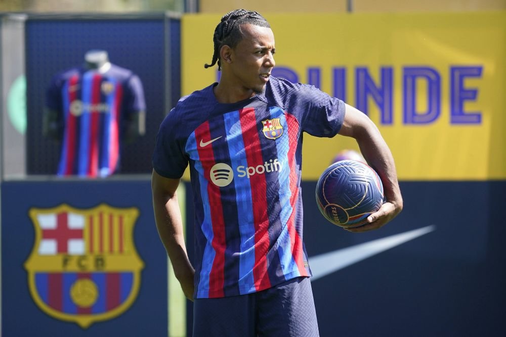 Laporta l-a prezentat pe Jules Kounde. Francezul a venit îmbrăcat la patru ace în Barcelona_11