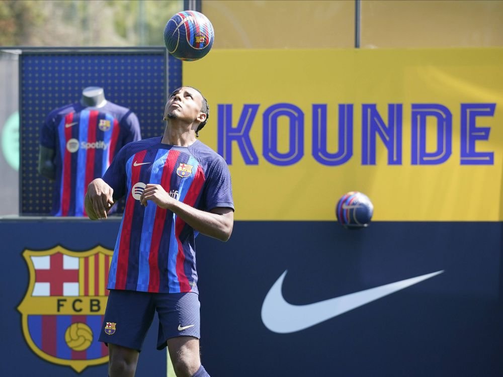 Laporta l-a prezentat pe Jules Kounde. Francezul a venit îmbrăcat la patru ace în Barcelona_13