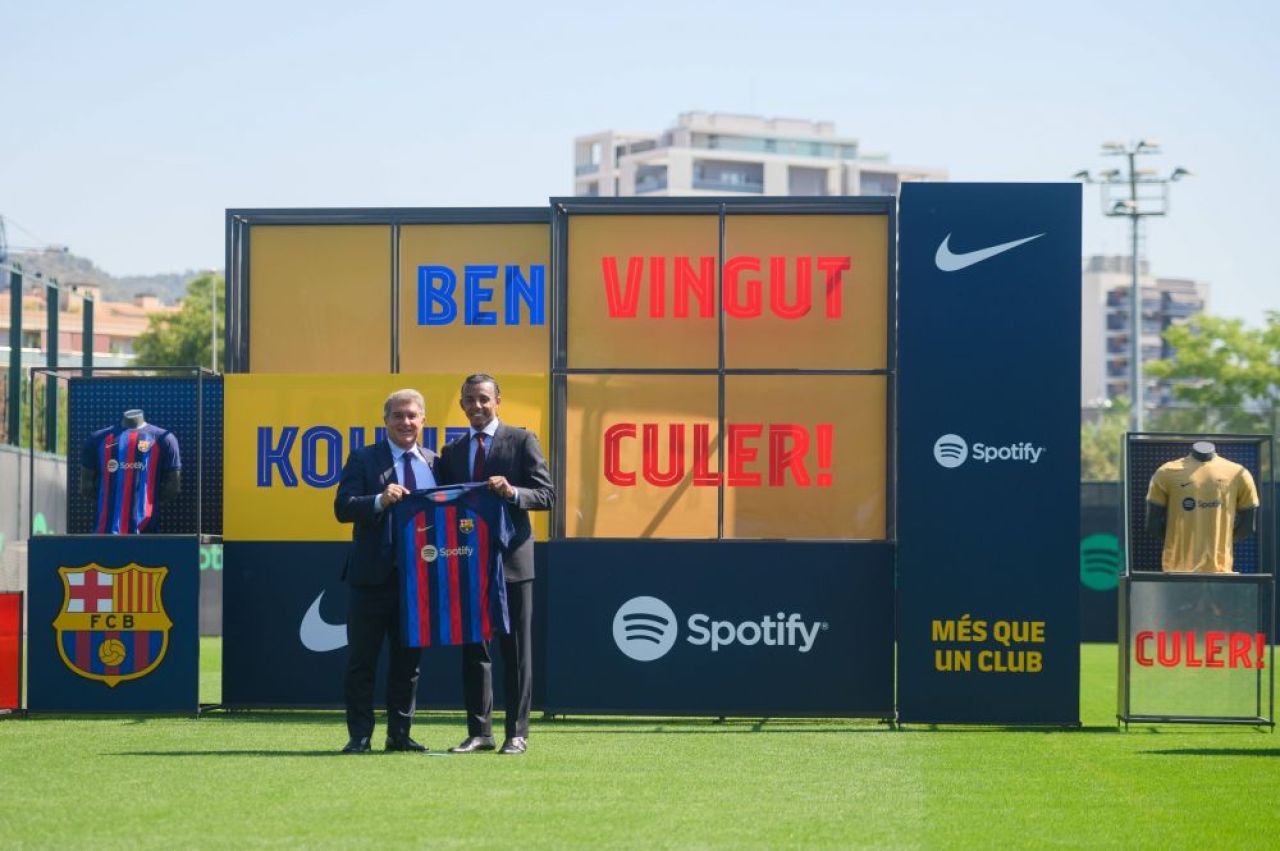 Laporta l-a prezentat pe Jules Kounde. Francezul a venit îmbrăcat la patru ace în Barcelona_14