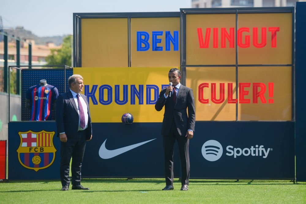Laporta l-a prezentat pe Jules Kounde. Francezul a venit îmbrăcat la patru ace în Barcelona_15