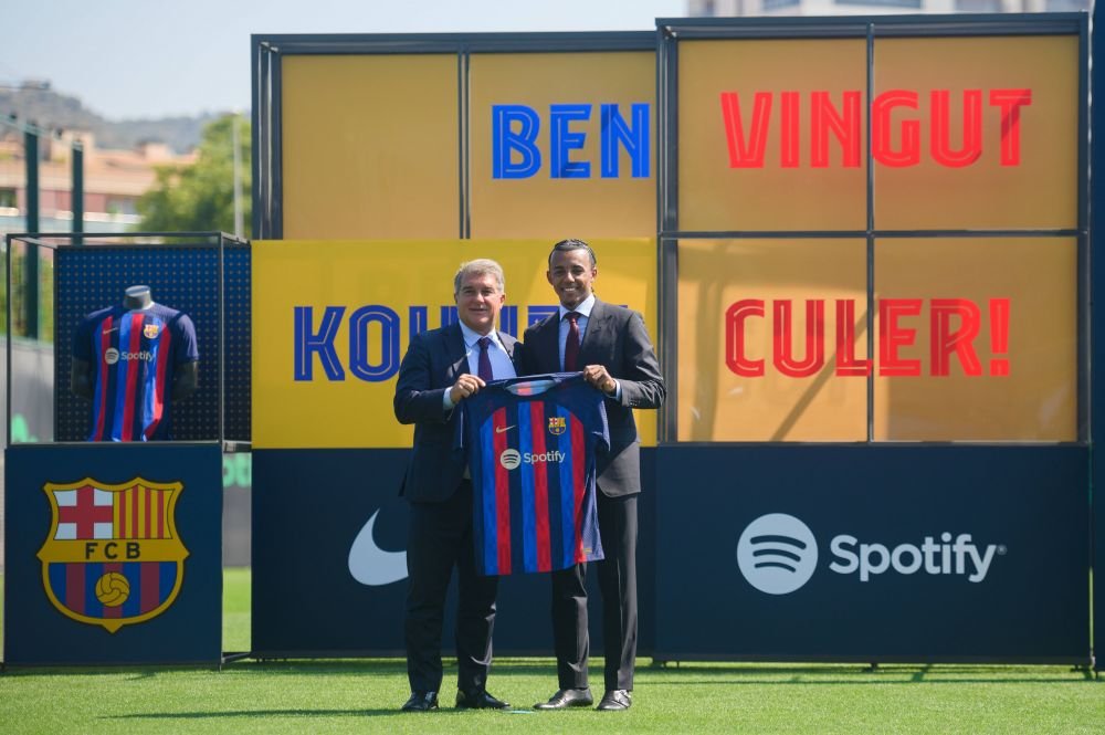 Laporta l-a prezentat pe Jules Kounde. Francezul a venit îmbrăcat la patru ace în Barcelona_16