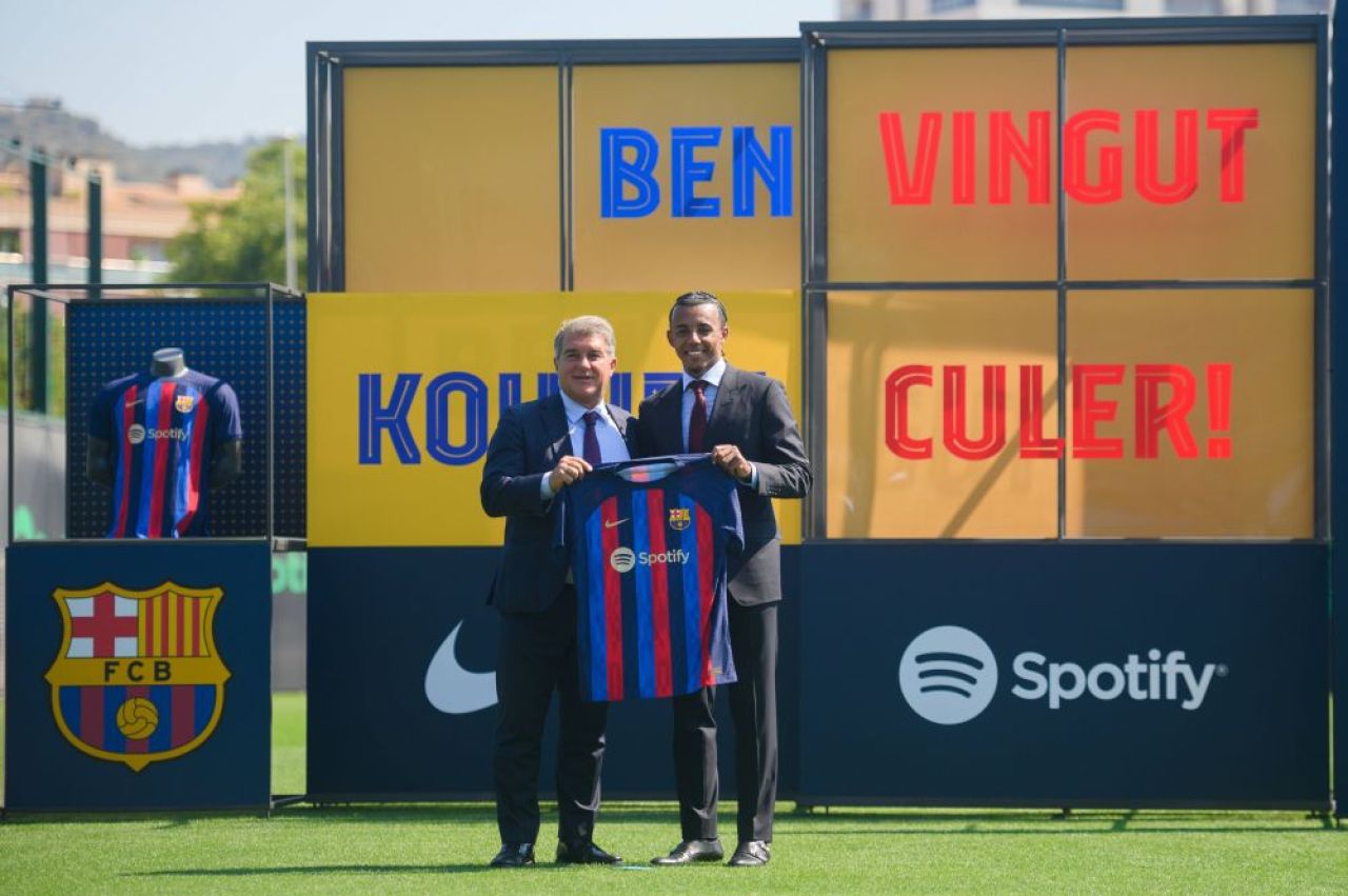 Laporta l-a prezentat pe Jules Kounde. Francezul a venit îmbrăcat la patru ace în Barcelona_16