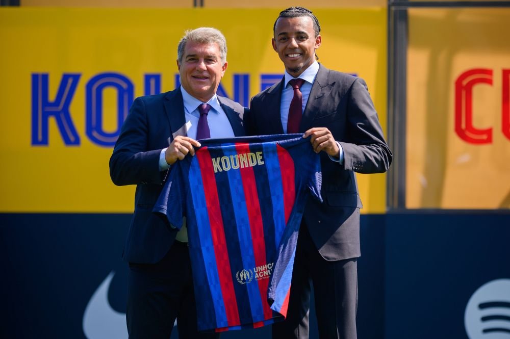 Laporta l-a prezentat pe Jules Kounde. Francezul a venit îmbrăcat la patru ace în Barcelona_17