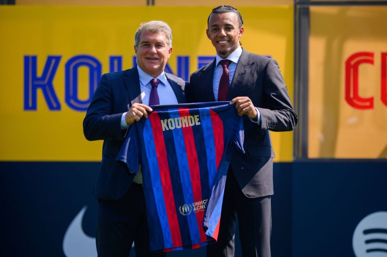 Laporta l-a prezentat pe Jules Kounde. Francezul a venit îmbrăcat la patru ace în Barcelona_17