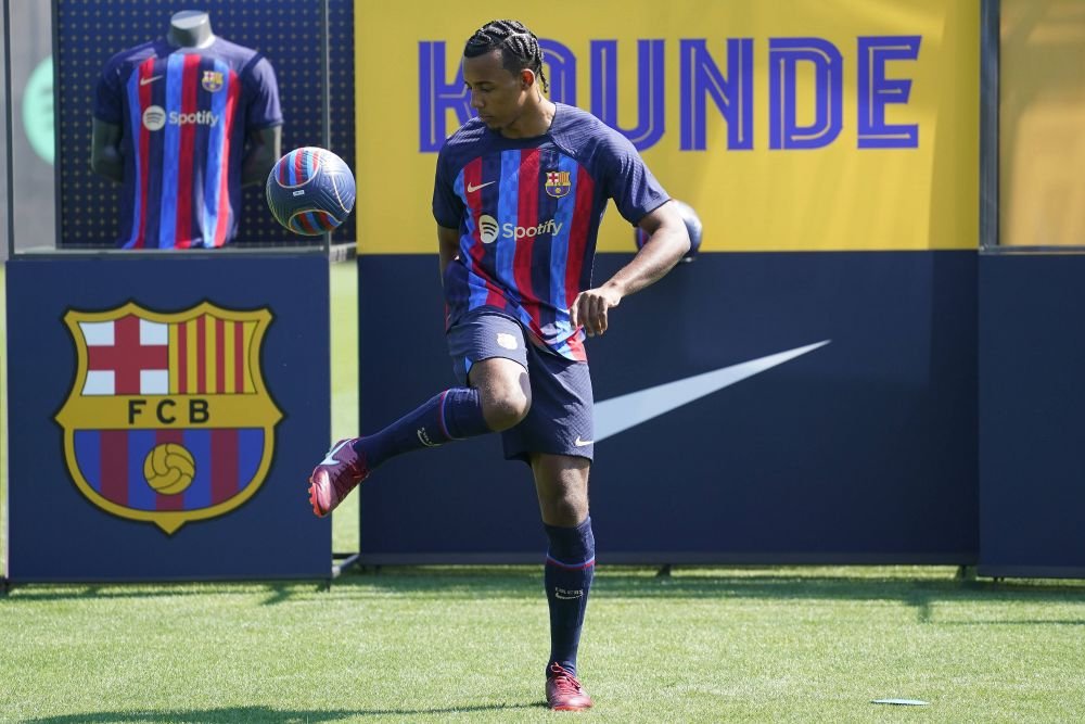 Laporta l-a prezentat pe Jules Kounde. Francezul a venit îmbrăcat la patru ace în Barcelona_18