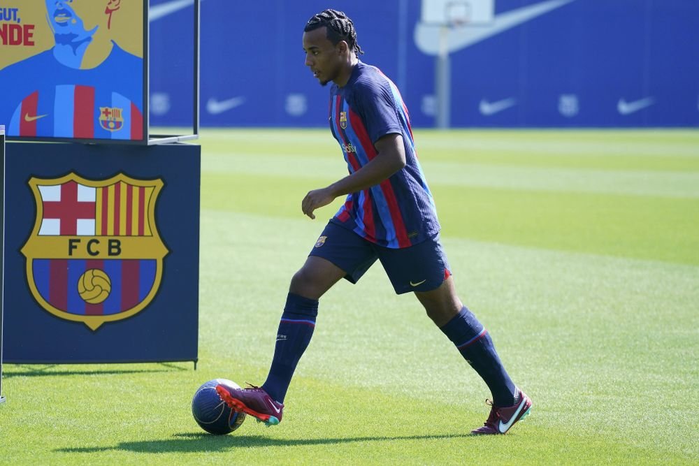 Laporta l-a prezentat pe Jules Kounde. Francezul a venit îmbrăcat la patru ace în Barcelona_19