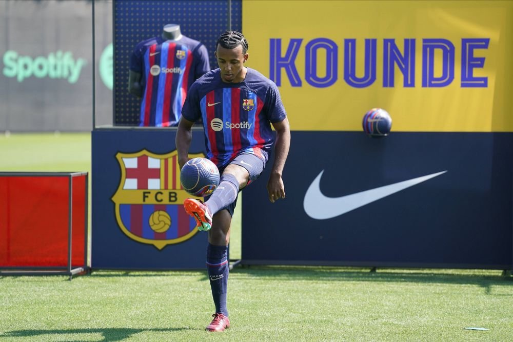 Laporta l-a prezentat pe Jules Kounde. Francezul a venit îmbrăcat la patru ace în Barcelona_20