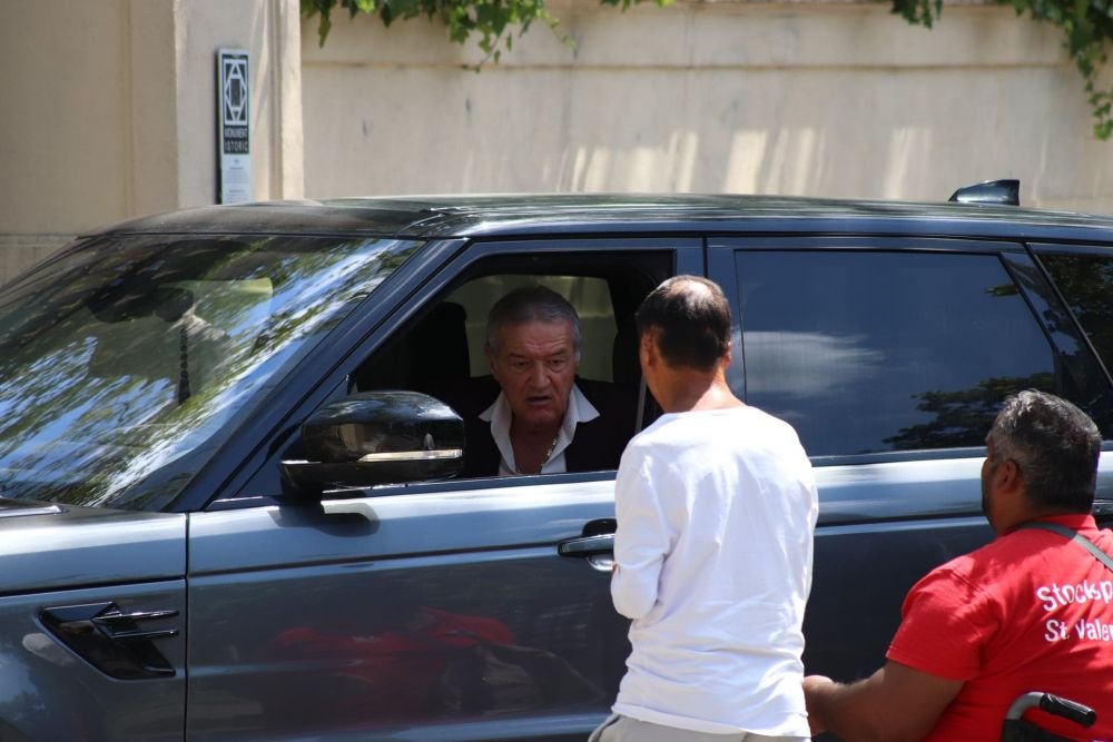 Gigi Becali, asaltat la Palat! Patronul FCSB a început să împartă bani oamenilor care i-au înconjurat mașina _4
