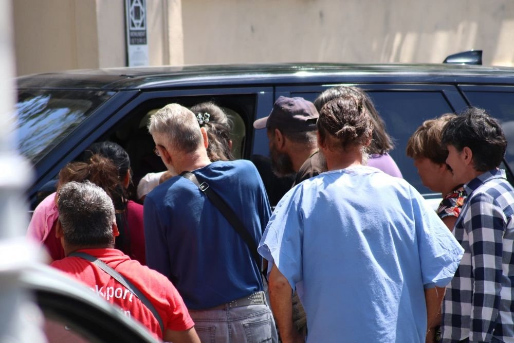 Gigi Becali, asaltat la Palat! Patronul FCSB a început să împartă bani oamenilor care i-au înconjurat mașina _10