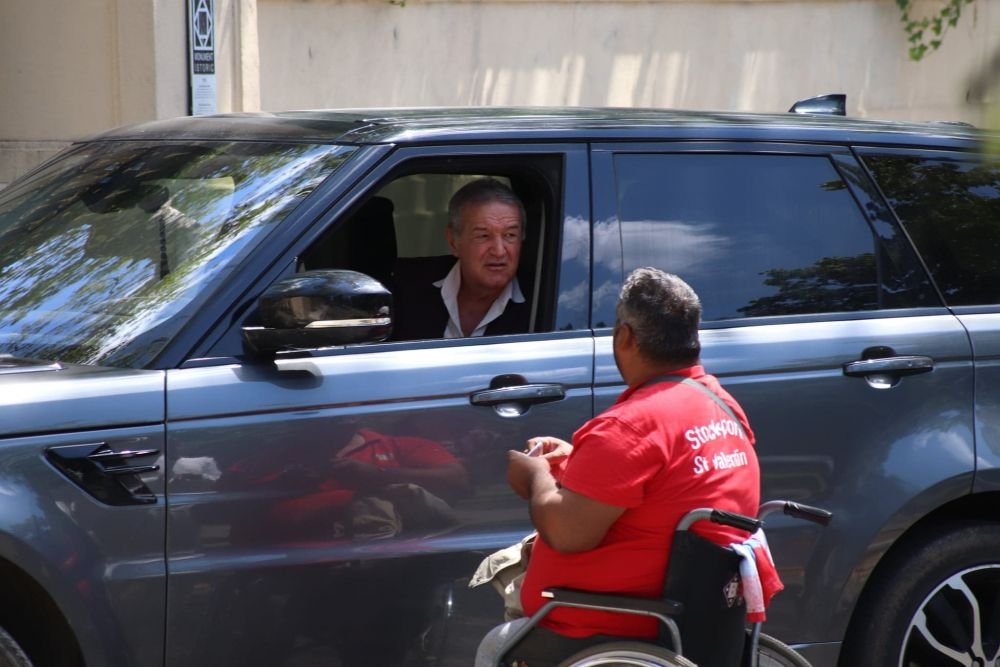 Gigi Becali, asaltat la Palat! Patronul FCSB a început să împartă bani oamenilor care i-au înconjurat mașina _17