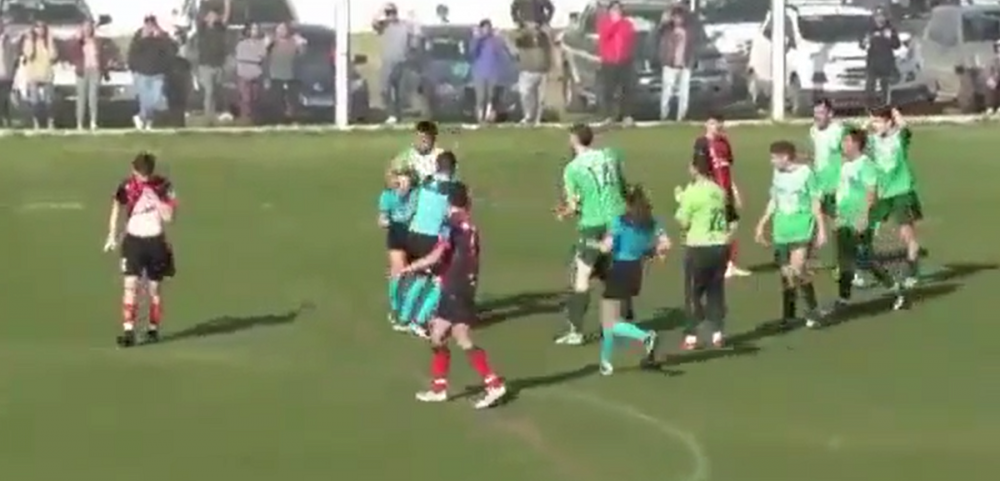 Imagini șocante de pe terenul de joc! Un jucător a luat-o la pumni pe femeia arbitru în timpul meciului_2