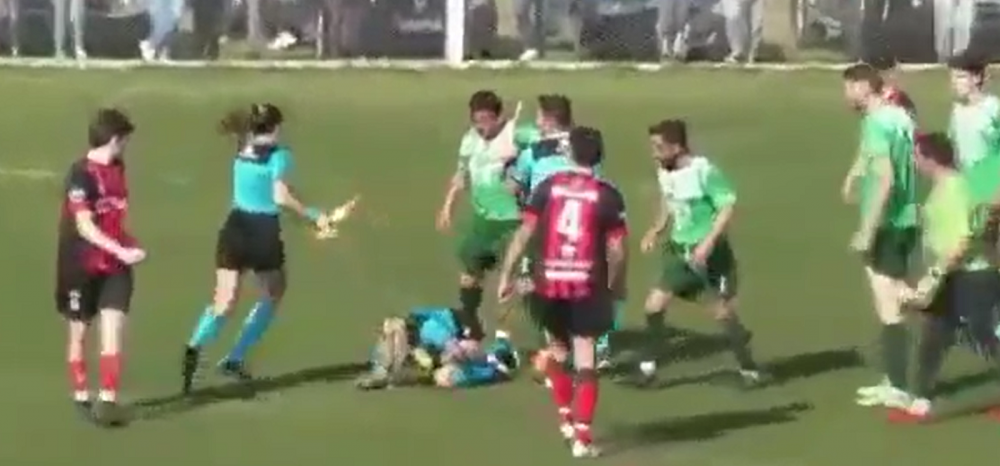 Imagini șocante de pe terenul de joc! Un jucător a luat-o la pumni pe femeia arbitru în timpul meciului_3