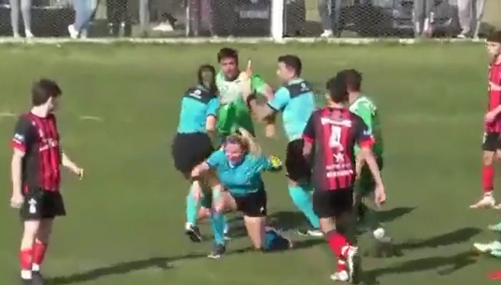 Imagini șocante de pe terenul de joc! Un jucător a luat-o la pumni pe femeia arbitru în timpul meciului_4