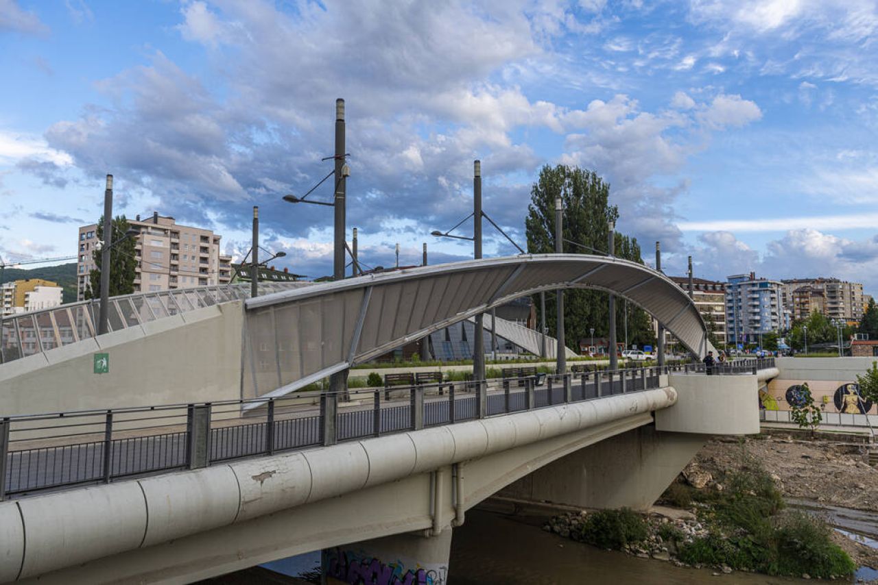 Orașul cu două cluburi identice care joacă în țări diferite și se urăsc de moarte_3