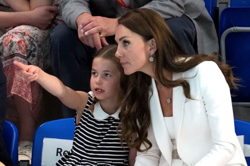 Prințesa Charlotte, în centrul atenției la Jocurile Commonwealth. Imagini inedite cu fata Ducilor de Cambridge, la competiția de natație _2