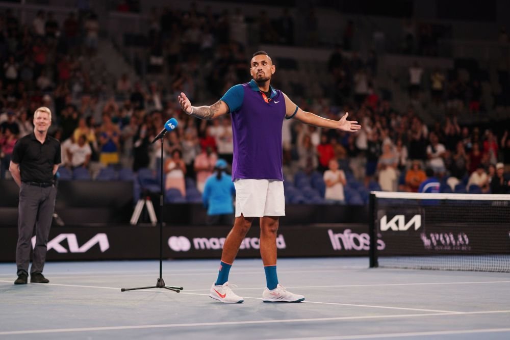 Legendă peste noapte! Nick Kyrgios a întrebat o bătrânică din tribune cum să servească la minge de meci_6