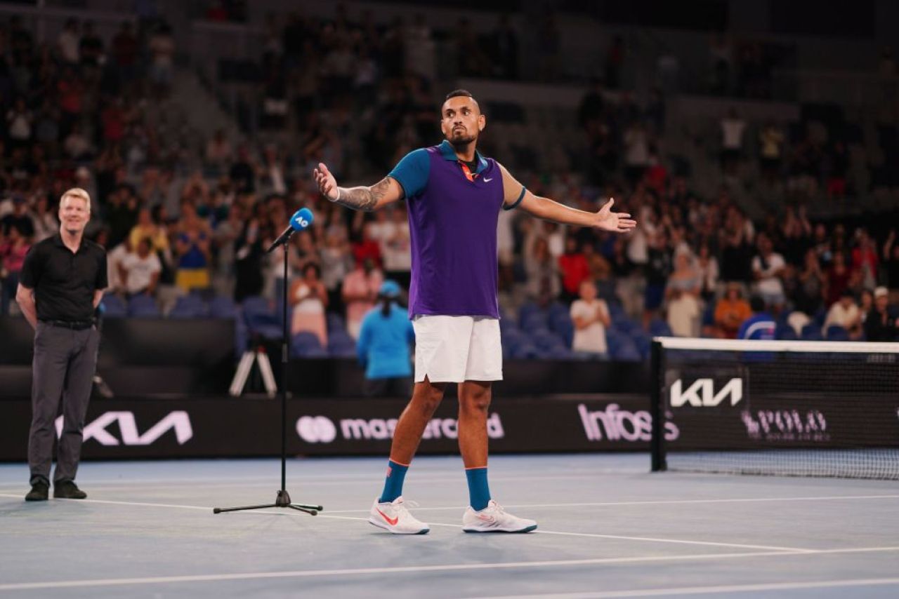 Legendă peste noapte! Nick Kyrgios a întrebat o bătrânică din tribune cum să servească la minge de meci_6