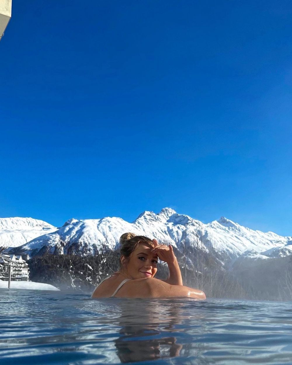 Ea este David Beckham din netball! A luat privirile tuturor când a început să danseze și să cânte în timpul meciului _5