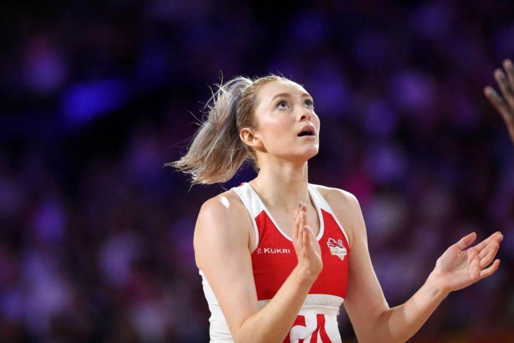 Ea este David Beckham din netball! A luat privirile tuturor când a început să danseze și să cânte în timpul meciului _15