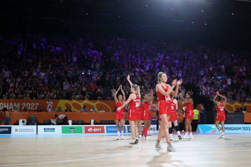 Ea este David Beckham din netball! A luat privirile tuturor când a început să danseze și să cânte în timpul meciului _18