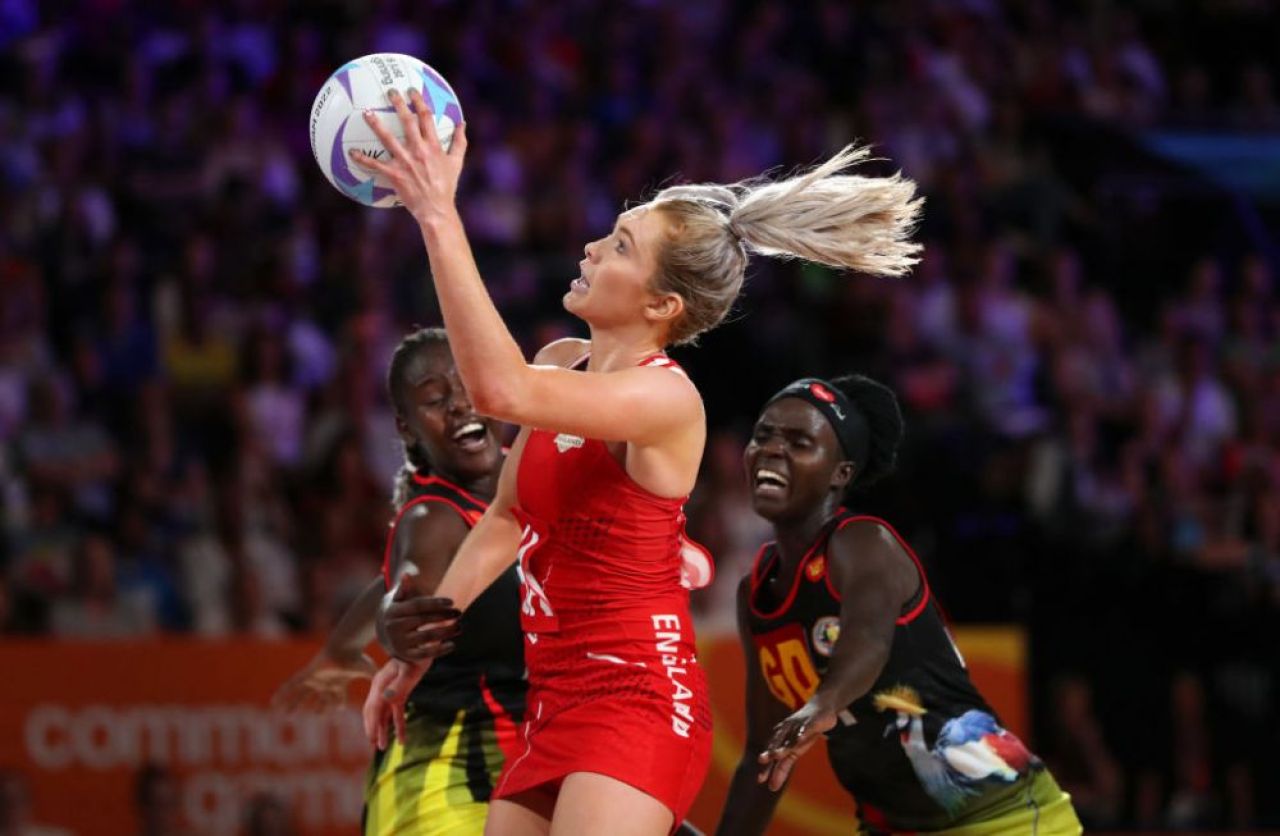 Ea este David Beckham din netball! A luat privirile tuturor când a început să danseze și să cânte în timpul meciului _17