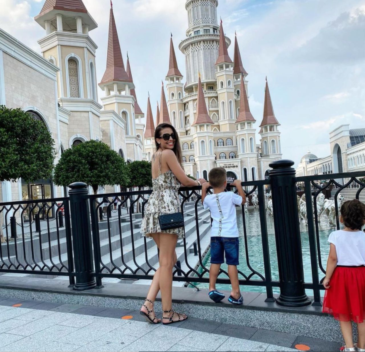 Sandra Mutu și-a etalat silueta de model într-un costum de baie hot. Imagini spectaculoase din vacanță cu soția antrenorului de la Rapid_31