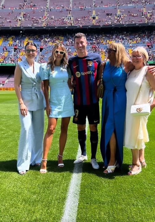 Numele lui a fost scandat de 60.000 de oameni, dar ea a furat toate privirile! Cum a apărut soția lui Lewandowski la prezentarea sa_67