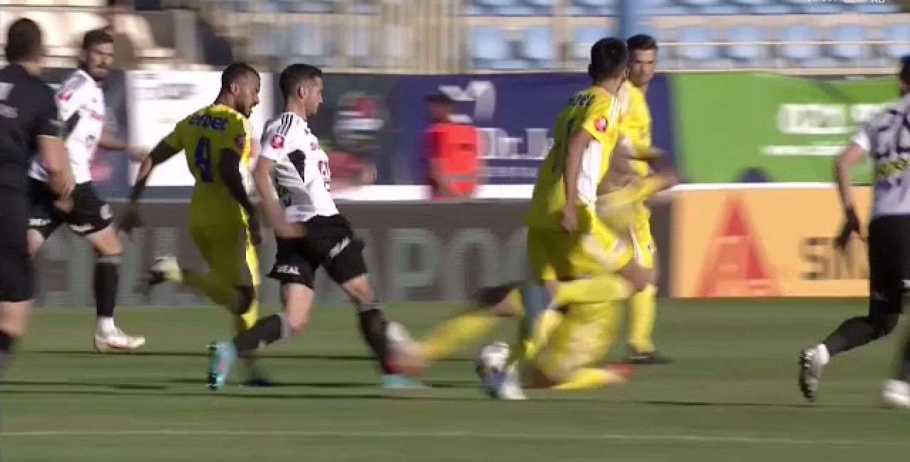 Greșeală uriașă de arbitraj în U Cluj - Petrolul! „Trebuia să primească roșu!” Gabi Tamaș a „fentat” VAR-ul _1