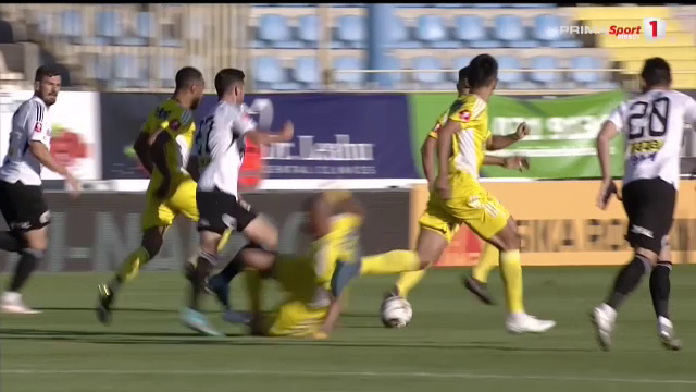 Greșeală uriașă de arbitraj în U Cluj - Petrolul! „Trebuia să primească roșu!” Gabi Tamaș a „fentat” VAR-ul _2